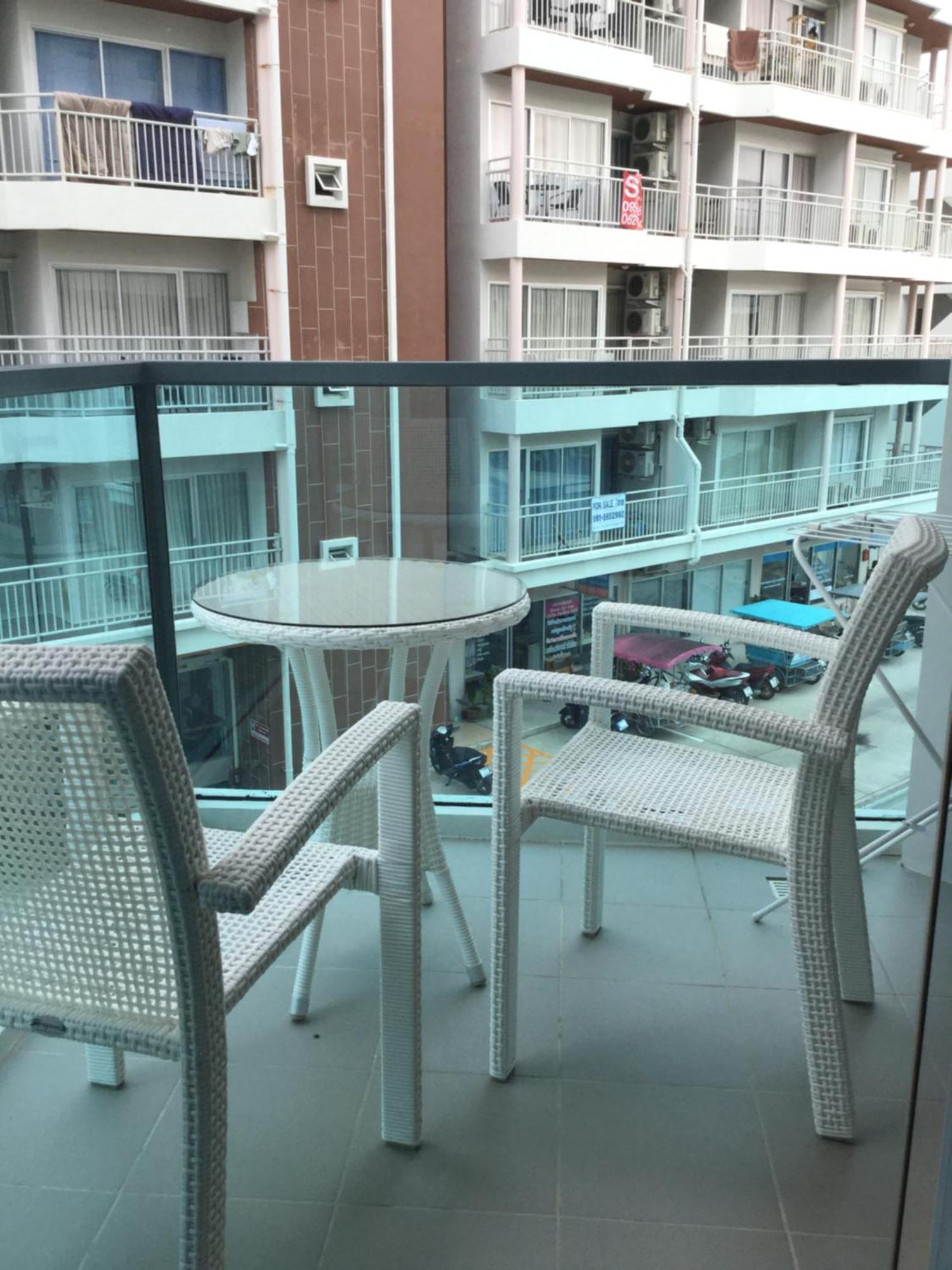Grand Blue Condominium By Mary Mae Phim Rum bild